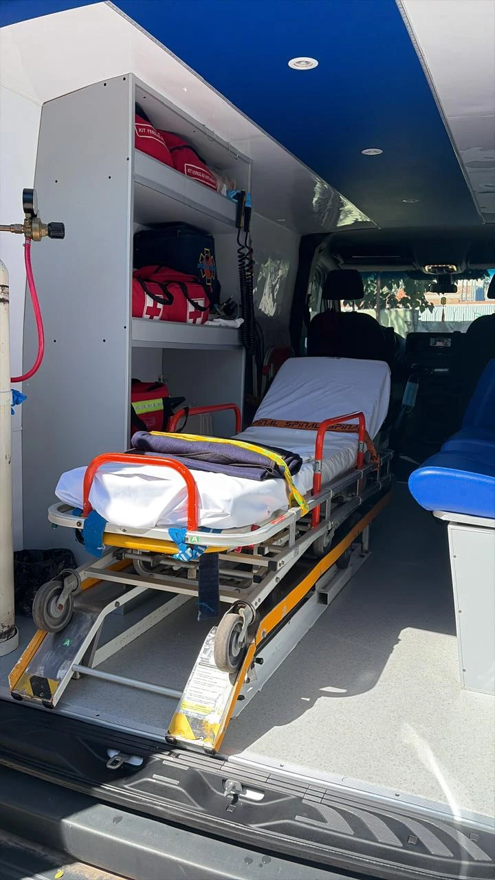 Camilla de traslado y estantería con kits de emergencia