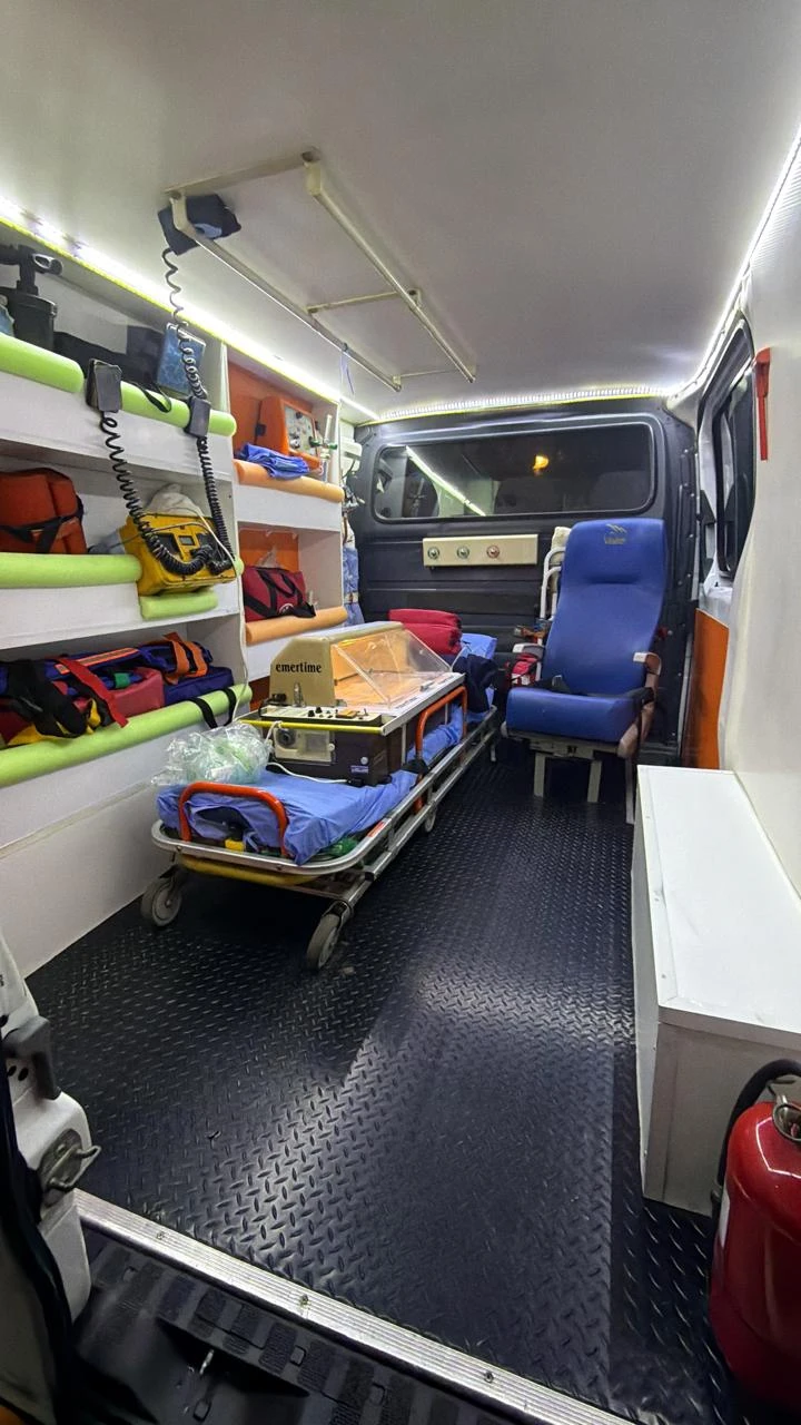 Interior de unidad con incubadora de traslado y equipamiento