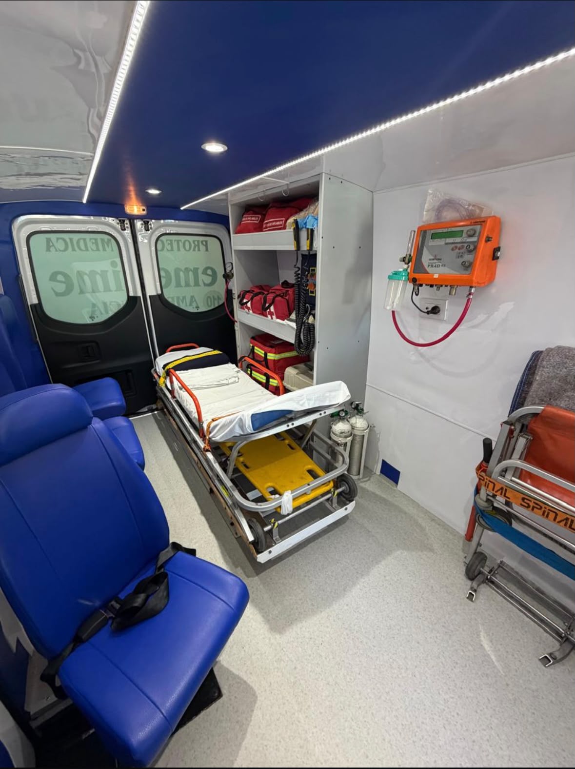 Interior de la ambulancia con camilla y equipamiento