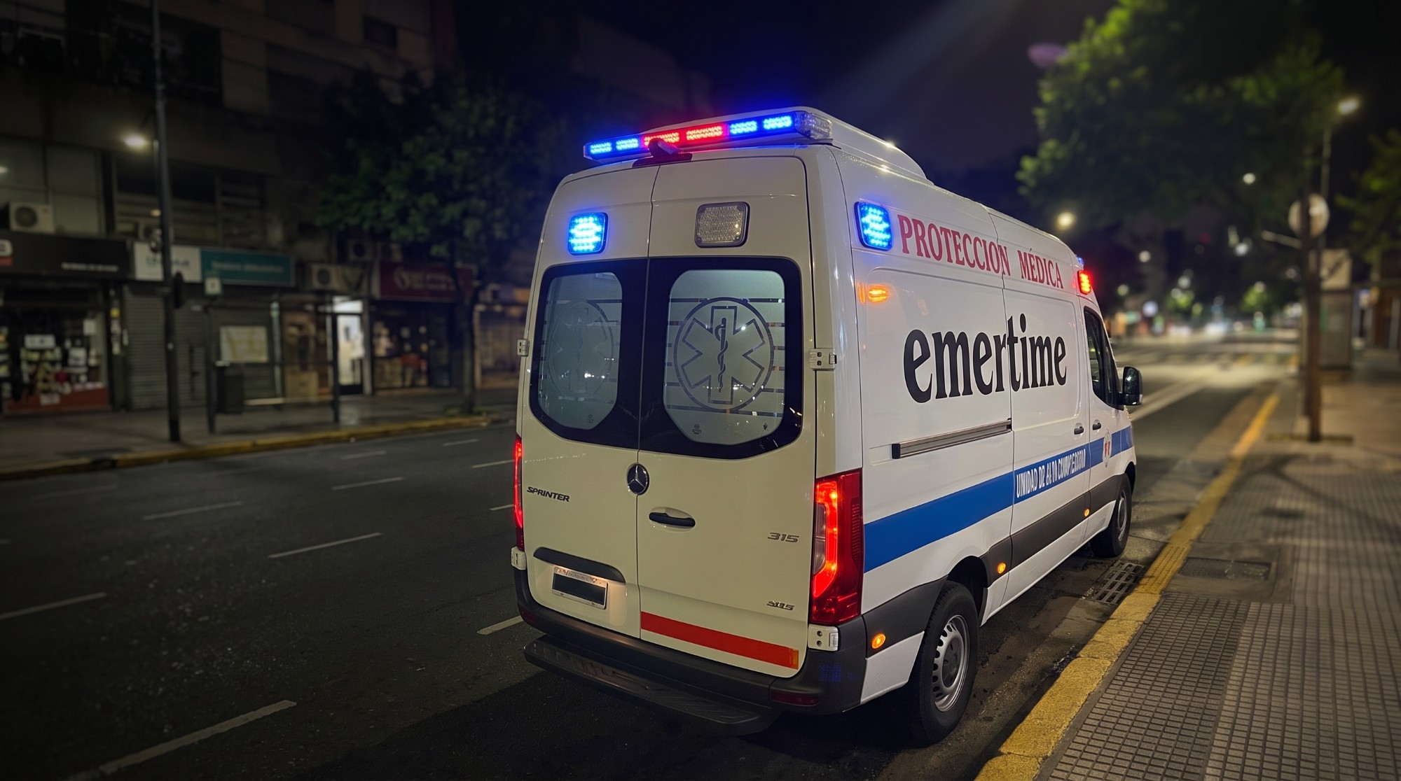 Ambulancia de Emertime con balizas encendidas de noche